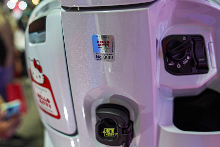 Trước vị trí để chân người sử dụng là hộp chưa đồ nhỏ, bên trong tích hợp sẵn cổng sạc USB còn cốp chứa đồ dưới yên có dung tích 15,4 lít. Ngoài ra hệ thống khung sườn là khung eSAF mới đang sử dụng trên Genio, Beat và nhiều mẫu xe tay ga khác của Honda.