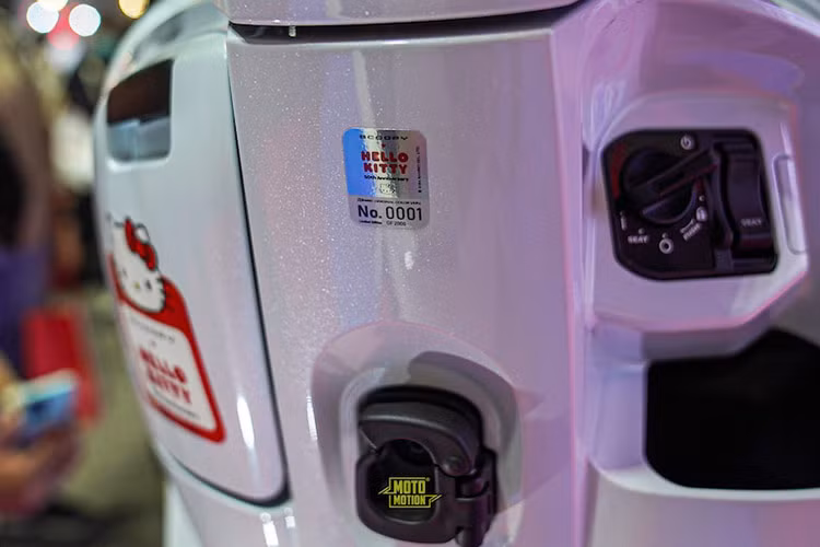 Trước vị trí để chân người sử dụng là hộp chưa đồ nhỏ, bên trong tích hợp sẵn cổng sạc USB còn cốp chứa đồ dưới yên có dung tích 15,4 lít. Ngoài ra hệ thống khung sườn là khung eSAF mới đang sử dụng trên Genio, Beat và nhiều mẫu xe tay ga khác của Honda.