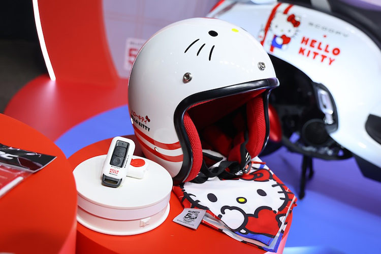 Đi kèm theo mẫu xe ga Honda Scoopy phiên bản Hello Kitty bản đặc biệt này còn có bộ hộp cao cấp dành cho fan Hello Kitty bao gồm: Bộ chìa khóa remote thông minh đựng trong case xinh xắn Hello Kitty; Mũ bảo hiểm Hello Kitty; Khăn quàng cổ họa tiết Hello Kitty...