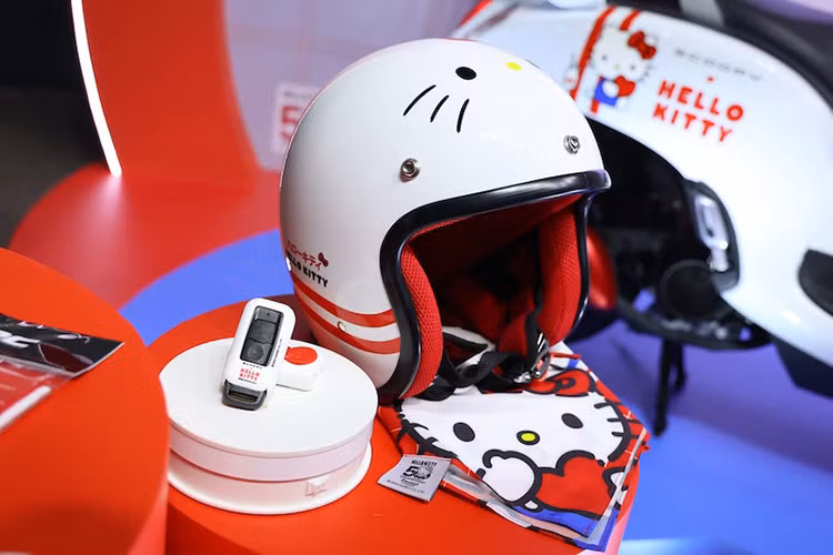 Đi kèm theo mẫu xe ga Honda Scoopy phiên bản Hello Kitty bản đặc biệt này còn có bộ hộp cao cấp dành cho fan Hello Kitty bao gồm: Bộ chìa khóa remote thông minh đựng trong case xinh xắn Hello Kitty; Mũ bảo hiểm Hello Kitty; Khăn quàng cổ họa tiết Hello Kitty...