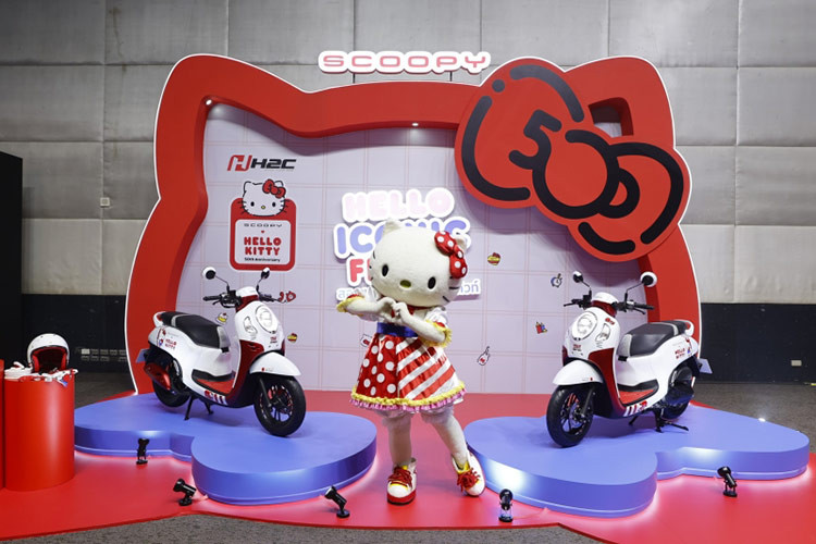 Mứ giá xe Honda Scoopy Hello Kitty Limited Edition chính hãng tại Thái Lan có mức đề xuất 57.900 baht (40,5 triệu đồng), được bán ra từ ngày 15/8/2024 trở đi tại các Trung tâm Honda Wing trên toàn Thái Lan.