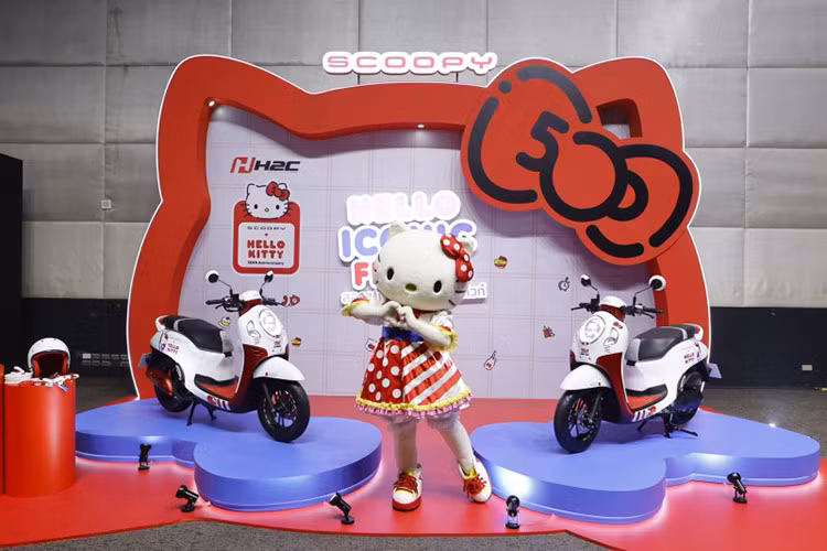 Mứ giá xe Honda Scoopy Hello Kitty Limited Edition chính hãng tại Thái Lan có mức đề xuất 57.900 baht (40,5 triệu đồng), được bán ra từ ngày 15/8/2024 trở đi tại các Trung tâm Honda Wing trên toàn Thái Lan.