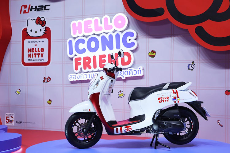 Honda Scoopy Hello Kitty Limited Edition 2024 mới là thành quả của sự hợp tác giữa Honda và hãng Sanrio - công ty đang giữ bản quyền Hello Kitty nhân dịp kỷ niệm 50 năm ra đời của cô mèo này. So với các bản thường, xe nổi bật với tông màu đỏ được thêm vào phần thân màu trắng.