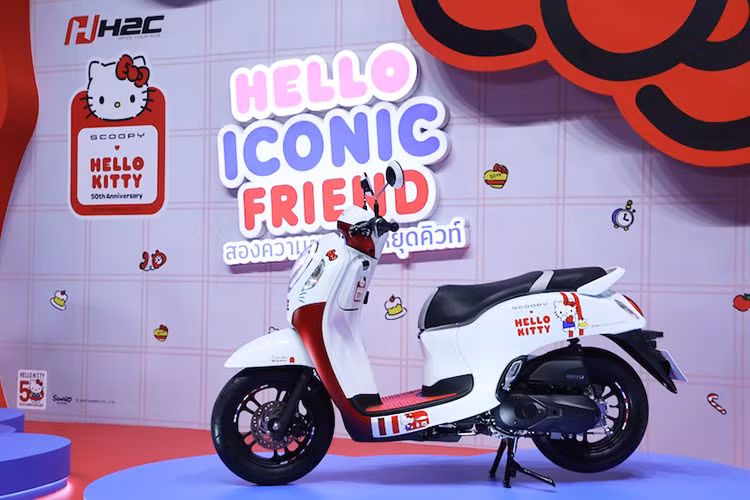Honda Scoopy Hello Kitty Limited Edition 2024 mới là thành quả của sự hợp tác giữa Honda và hãng Sanrio - công ty đang giữ bản quyền Hello Kitty nhân dịp kỷ niệm 50 năm ra đời của cô mèo này. So với các bản thường, xe nổi bật với tông màu đỏ được thêm vào phần thân màu trắng.