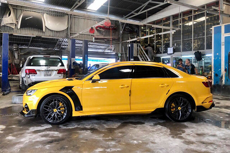 Chiếc Audi A4 2017 được độ lại theo phong cách của dòng xe Audi RS 5 thế hệ mới. Cản trước được làm mới, là thiết kế đặc trưng của Audi RS 5 với các hốc hút gió hai bên cỡ lớn cùng kiểu tạo hình sống động. Phần nắp ca-pô đã được xử lý lại với các đường gân tạo bậc sâu hơn và dịch vào trung tâm, cũng như kiểu ca-pô của chiếc RS 5 nhấn vẻ cơ bắp.