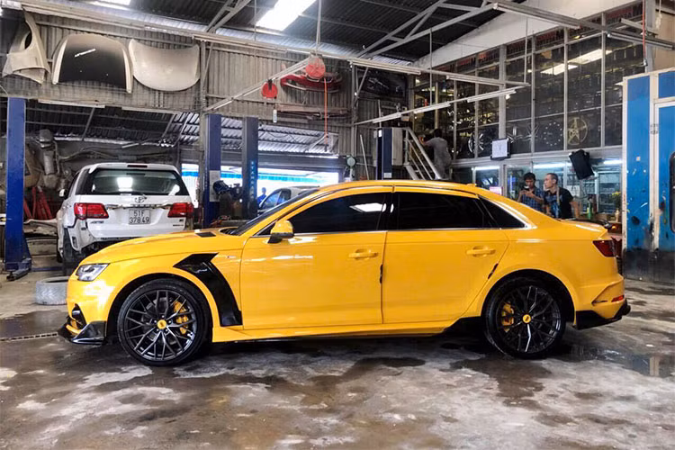 Chiếc Audi A4 2017 được độ lại theo phong cách của dòng xe Audi RS 5 thế hệ mới. Cản trước được làm mới, là thiết kế đặc trưng của Audi RS 5 với các hốc hút gió hai bên cỡ lớn cùng kiểu tạo hình sống động. Phần nắp ca-pô đã được xử lý lại với các đường gân tạo bậc sâu hơn và dịch vào trung tâm, cũng như kiểu ca-pô của chiếc RS 5 nhấn vẻ cơ bắp.