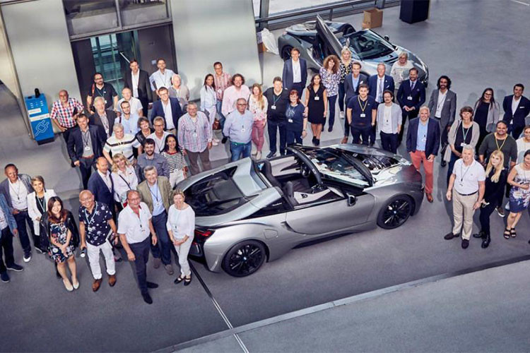 Chủ nhân của i8 mui trần có thể đóng hoặc mở chiếc mui này ngay khi đang lái xe, tuy nhiên, hãng xe sang đến từ Đức khuyến cao tốc độ xe khi đó phải dưới 50 km/h để tránh các tình trạng ảnh hưởng đến hoạt động mui mềm này. Xe vẫn được trang bị hệ dẫn động plug-in hybrid bao gồm máy xăng 3 xi-lanh, dung tích 1,5 lít, mô-tơ điện và hộp số tự động 6 cấp.