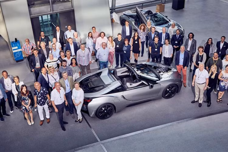 Chủ nhân của i8 mui trần có thể đóng hoặc mở chiếc mui này ngay khi đang lái xe, tuy nhiên, hãng xe sang đến từ Đức khuyến cao tốc độ xe khi đó phải dưới 50 km/h để tránh các tình trạng ảnh hưởng đến hoạt động mui mềm này. Xe vẫn được trang bị hệ dẫn động plug-in hybrid bao gồm máy xăng 3 xi-lanh, dung tích 1,5 lít, mô-tơ điện và hộp số tự động 6 cấp.