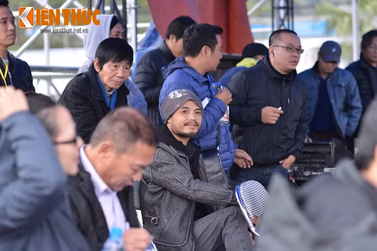 Xuất hiện tại nơi tổ chức liveshow "Đôi bàn tay thắp lửa" cùng những người bạn bikers, có thể nhận thấy rõ nét mặt hân hoan của ca sỹ Trần Lập. Có thể nhận ra anh đang mạnh mẽ và tràn đầy sinh lực hơn bao giờ hết.