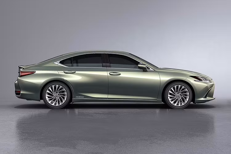 Mặt trước của Lexus ES 250 hoàn toàn mới được thiết kế với thanh nan dọc trang nhã từ lưới tản nhiệt hình con suốt kết hợp nắp ca-pô được hạ thấp, với đường nét vuốt xuống sắc sảo. Chi tiết mạ satin sang trọng là điểm nhấn được lặp lại ở cả hai góc cản trước, tạo nên hình ảnh ES khỏe khoắn, vững chãi.
