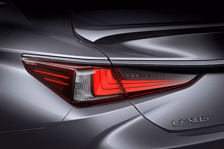 Cụm đèn pha projector 2 bóng LED thanh mảnh tích hợp dải đèn hình chữ L đặc trưng. Đồng nhất với mặt trước, đuôi xe được thiết kế đầy thẩm mỹ và sắc sảo với đèn hậu LED bao quanh góc đuôi xe, cụm bóng đèn hình chữ L ba chiều góp phần tạo nên hình ảnh chiều sâu bắt mắt.