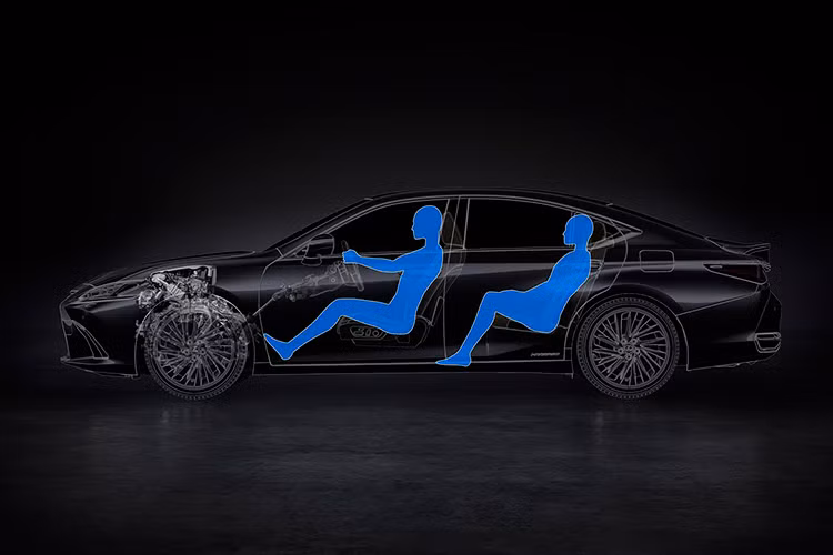 Mẫu xe sang Lexus ES 250 2019 được bổ sung thêm các tính năng hỗ trợ lái và an toàn toàn diện như: Hệ thống dẫn đường tích hợp bản đồ Việt Nam, hệ thống cảnh báo điểm mù BSM, hệ thống cảnh báo phương tiện cắt ngang phía sau RCTA, hệ thống cảnh báo áp suất lốp TPWS.