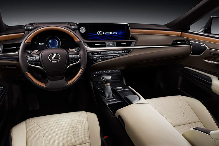 Khoang nội thất Lexus ES 250 rộng rãi, lấy người lái làm trung tâm và chỗ ngồi thoải mái dành cho khách hàng phía trước. Các trang bị nổi bật có thể kể tới như: vô-lăng ốp gỗ trang bị chức năng sưởi tùy chọn, ghế lái chỉnh điện 10 hướng, bảng điều khiển trung tâm LCD 7 inch, màn hình giải trí kích thước lớn 12.3 inch kết hợp (Remote Touch Interface), hệ thống âm thanh 10 loa cao cấp, sạc không dây,…