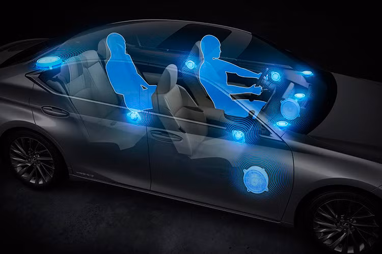 Về vận hành, Lexus ES 250 2019 trang bị động cơ 4 xy-lang thẳng hàng 2.5L, cho công suất cực đại 204 mã lực đi kèm hộp số tự động 8 cấp mới. Xe vẫn sử dụng hệ thống treo trước Macpherson thiết kế tương tự ES thế hệ trước, tuy nhiên được tinh chỉnh nhằm nâng cao độ ổn định và cảm giác lái. Đặc biệt giúp cải thiện sự ổn định trên cung đường thẳng.