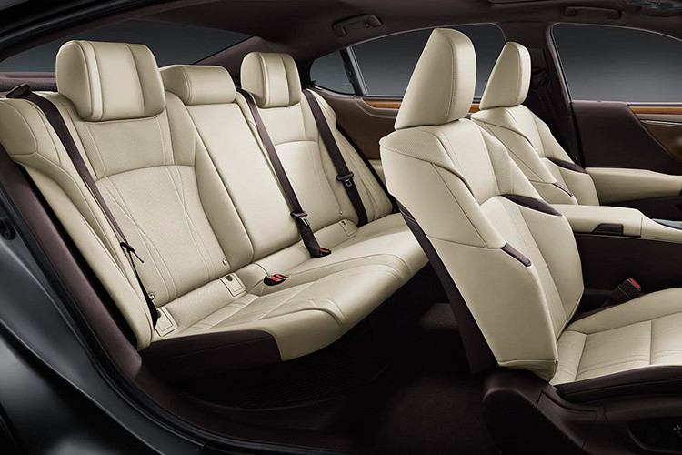 Bên cạnh đó, ES 250 vẫn tiếp tục phát huy tiện nghi thoải mái cho hành khách phía sau, vốn từ lâu đã trở thành thương hiệu của ES. Khoảng trống trần xe cao hơn, chiều dài cơ sở lớn hơn đem đến khoảng để chân rộng rãi cho người ngồi.