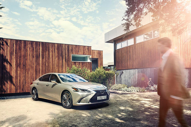 Thương hiệu xe sang Lexus tại Việt Nam vừa chính thức giới thiệu tới các khách hàng mẫu xe sedan Lexus ES 250 2019 mới. So với phiên bản trước đây, xe có thiết kế ngoại hình mới năng động hơn, được trang bị thêm môt số tính năng tiện nghi và an toàn tiên tiến.