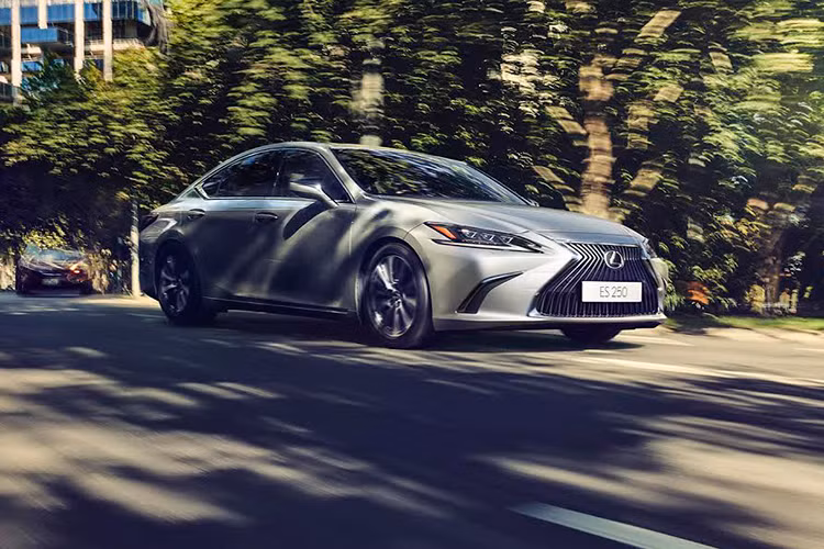 Đặc biệt, khi sở hữu Lexus ES 250 mới, khách hàng sẽ được hưởng chế độ bảo dưỡng định kỳ miễn phí trong 3 năm hoặc 60.000 km (tùy theo điều kiện nào đến trước), bao gồm cả công sửa chữa, phụ tùng và dầu động cơ Lexus chính hiệu. Xe sẽ chính thức có mặt tại hệ thống đại lý Lexus chính hãng từ tháng 1/2019 với giá bán 2,499 tỷ đồng.