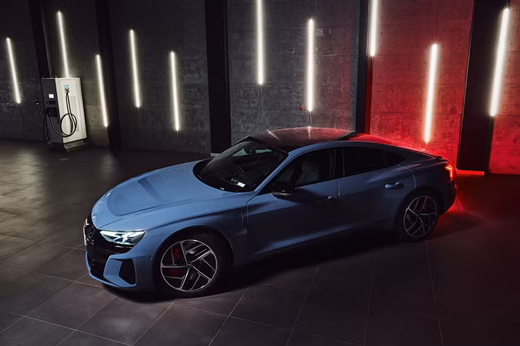 Để thuận tiện cho việc sạc tại nhà, Audi Việt Nam tặng thêm một bộ sạc tại nhà ABB 11 kW AC với những khách hàng mua xe trong năm 2023. Ngoài ra, Audi Charging Lounge sẽ cung cấp trạm sạc điện áp cao miễn phí trong năm 2023 cho tất cả khách hàng sở hữu Audi e-tron. Tại Việt Nam, giá xe Audi e-tron GT và RS e-tron GT là 4,76 và 5,9 tỷ đồng, cạnh tranh trực tiếp với Porsche Taycan.