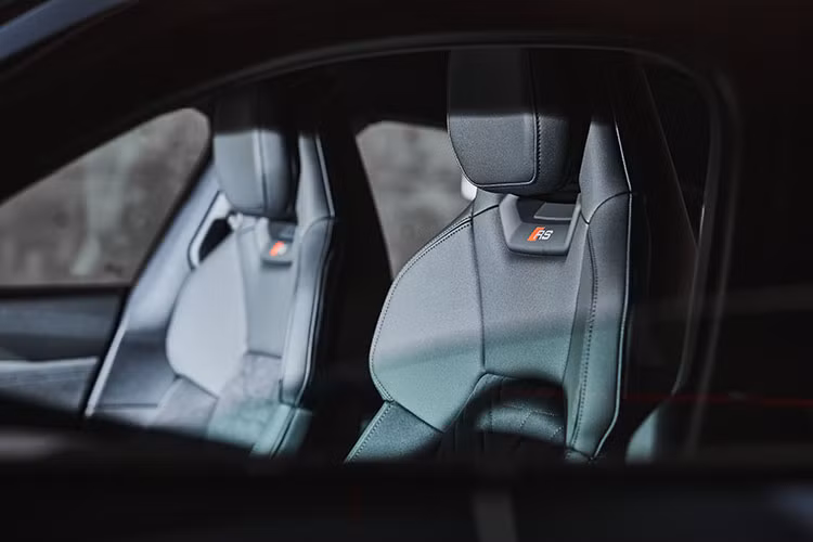 Xe được trang bị nhiều tính năng hỗ trợ lái an toàn và tiện lợi bao gồm: Hỗ trợ đỗ xe với camera 360 độ, kiểm soát áp suất lốp, cảnh báo chệch làn đường và hỗ trợ tầm nhìn ban đêm. Cảm giác sang trọng và cực kỳ thoải mái khi bạn lướt trong thành phố ồn ào náo nhiệt đặc biệt khi vào cua ở tốc độ cao với mọi điều khiển trong tầm tay cùng mặt táp lô hỗ trợ tuyệt vời hướng tập trung vào người lái…