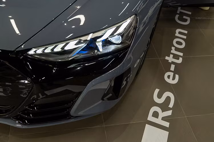 Theo đúng phong cách của Audi, chiếc xe điện hiệu suất cao RS e-Tron GT mới này gây ấn tượng ngay từ giây phút đầu tiên với các chi tiết như dải đèn hậu LED chạy dài theo chiều rộng của đuôi xe khiến nó nổi bật trên đường. 