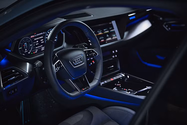 Audi RS e-tron GT sở hữu khoang cabin được thiết kế tràn ngập công nghệ và tích hợp nhiều trang bị tân tiến nhất giúp người dùng có thể nâng cao trải nghiệm tổng thể. Xe sử dụng nhiều vật liệu cao cấp bao gồm cả da Nappa sang trọng kết hợp cùng các vật liệu tái chế như sợi Dinamica thay cho các vật liệu truyền thống giúp mang lại hiệu quả rõ rệt.
