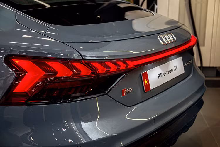 Từ vòm bánh xe trước, các khe gió hai bên lưới tản nhiệt khung đơn phong cách xe điện, tới đèn LED matrix trang bị tia laser hay những điểm nhấn nổi bật trên logo quattro. Xe mang dáng vẻ cực kỳ thanh lịch và tốc độ.