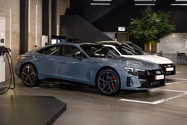 Về ngoại hình, Audi RS e-tron GT 2023 mới sở hữu số đo ba vòng dài - rộng - cao lần lượt là 4.989 cm - 1.964 cm - 1.396 cm và chiều dài cơ sở đạt 2.900 cm mang đến nhiều không gian nội thất.