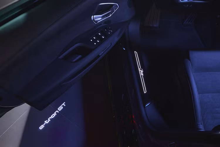 Từ cụm đồng hồ kỹ thuật số Audi virtual cockpit plus với hiển thị trên kính lái và màn hình cảm ứng lớn, tới hệ thống âm thanh 3D Bang &amp; Olufsen đẳng cấp trong không gian nội thất yên tĩnh cách biệt, mọi không gian nội thất đều là hiện thân của gu thẩm mỹ và sự trau chuốt tinh tế. 