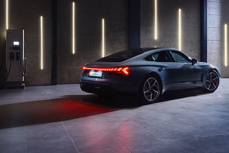 Công suất được truyền xuống cả bốn bánh thông qua hệ dẫn động quattro điện công nghệ mới nhất và phiên bản RS GT cũng được trang bị bộ vi sai thể thao với hệ thống phân bổ véc tơ mô-men xoắn. Hành trình lái xe mượt mà trong nội đô và trên cao tốc nhờ vào hệ thống treo khí thích ứng 3 khoang... 