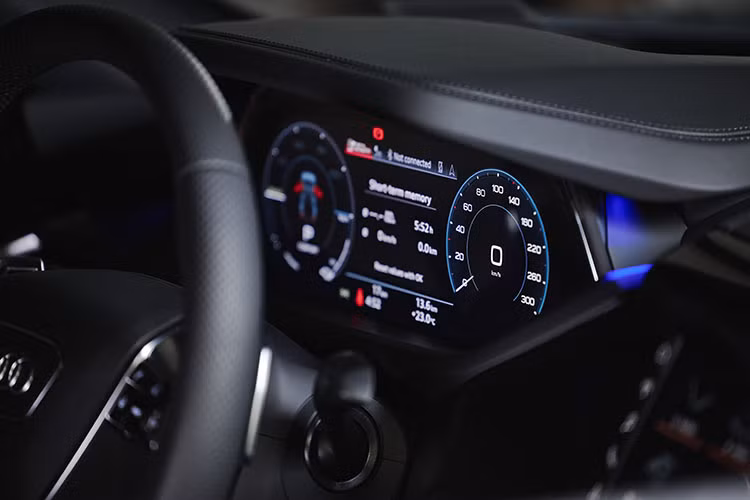 Xe có cửa sổ trời toàn cảnh đem lại cảm giác thoáng đãng. Vào buổi tối, các chi tiết ốp nhôm ở bệ cửa phản sáng. Gói chiếu sáng đa sắc xung quanh làm nổi bật nội thất với các mảng trang trí bằng sợi carbon twill silk matt (trên RS GT) hoặc bằng sợi carbon twill atlas matt (trên bản GT). Điều hòa ba vùng tự động với chế độ hỗ trợ đỗ xe và gói chất lượng không khí góp phần vào tiện ích tổng thể.