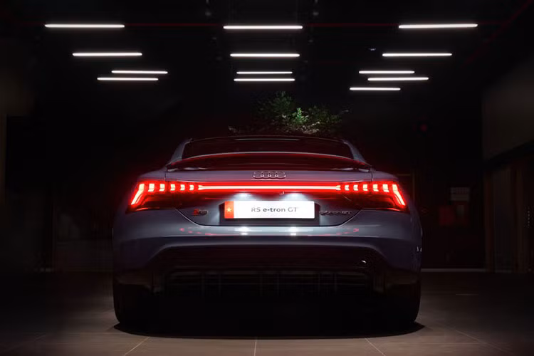 Bên cạnh đó, xe được trang bị cổng sạc nhanh DC 270 kW giúp người dùng đi thêm được quãng đường 100 km chỉ trong khoảng 5 phút sạc, đồng thời chỉ mất hơn 22 phút để sạc được 80% pin. Bộ sạc di động cung cấp theo xe gồm sạc AC 22 kW cho RS e-tron GT, có thể sạc đầy qua đêm – tương ứng trong 4 – 6 giờ cho RS GT. 