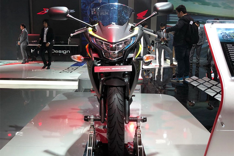 Trong khi đó phiên bản trang bị hệ thống phanh chống bó cứng ABS kênh đôi cho cả trước và sau sẽ có giá 193.107 Rupee, (đã bao gồm phí - tương đương 68 triệu đồng). Cụ thể, Honda CBR250R mới vẫn giữ nguyên thiết kế cũ, nhưng được thay bộ tem mới hoàn toàn, mang lại cảm giác trẻ trung, thể thao và phong cách hơn so với thế hệ cũ.