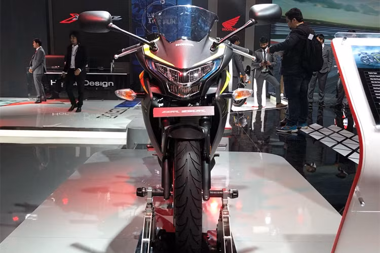 Trong khi đó phiên bản trang bị hệ thống phanh chống bó cứng ABS kênh đôi cho cả trước và sau sẽ có giá 193.107 Rupee, (đã bao gồm phí - tương đương 68 triệu đồng). Cụ thể, Honda CBR250R mới vẫn giữ nguyên thiết kế cũ, nhưng được thay bộ tem mới hoàn toàn, mang lại cảm giác trẻ trung, thể thao và phong cách hơn so với thế hệ cũ.