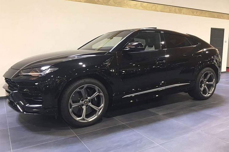 Nếu đúng lịch ra mắt, siêu SUV Lamborghini Urus sẽ được giới thiệu tại Việt Nam vào tháng 10/2018 này tại triển lãm ôtô Việt Nam 2018 (VMS). Tuy nhiên, tại buổi họp báo công bố các hãng xe sẽ tham dự VMS 2018, đơn vị nắm quyền phân phối chính hãng thương hiệu siêu xe Lamborghini đã bất ngờ rút lui khiến không ít người hâm mộ tiếc nuối.