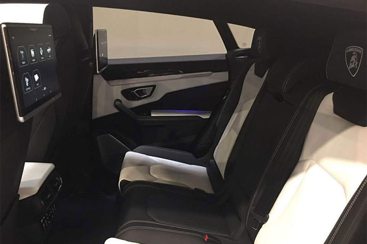 Xe được trang bị động cơ xăng V8, tăng áp kép, dung tích 4.0 lít, sản sinh công suất tối đa 650 mã lực và mô-men xoắn cực đại 850 Nm. Động cơ kết hợp cùng hộp số tự động 8 cấp và hệ dẫn động 4 bánh giúp Lamborghini Urus có thể tăng tốc từ vị trí xuất phát lên 100 km/h trong 3,6 giây trước khi đạt vận tốc tối đa 305 km/h.