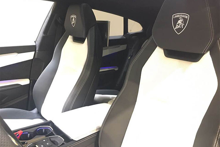 Hãng siêu xe Lamborghini trang bị đến 6 chế độ lái cho siêu SUV Urus và gọi là Anima. Ngoài 3 chế độ lái quen thuộc trên các siêu xe như Strada (đường phố), Sport (thể thao), Corsa (đường đua), siêu SUV Urus còn có thêm 3 chế độ lái khác là Sabbia (đường cát), Terra (việt dã) và Neve (tuyết).