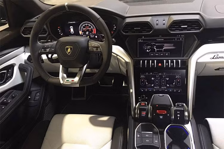 Nội thất xe cũng được chú trọng đầu tư nhưng vẫn được nhận xét là có phần hiền hoà hơn ngoại hình. Trên xe có nhiều công nghệ hiện đại phục vụ giải trí như màn hình kỹ thuật số thay cho đồng hồ truyền thống, 2 màn hình cảm ứng lớn trung tâm quản lý các chức năng như media, định vị dẫn đường, điện thoại, thông tin tình trạng xe, điều khiển điều hòa không khí và sưởi ghế ngồi.