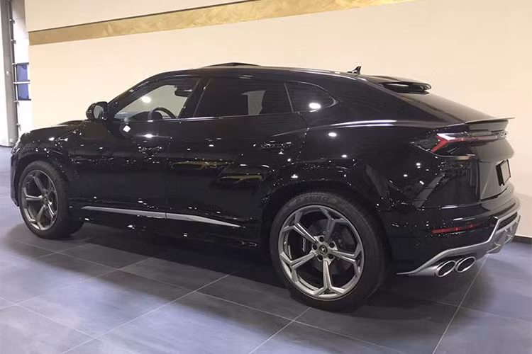 Siêu SUV Lamborghini Urus đầu tiên cập bến Campuchia có ngoại thất sơn màu ghi sáng, xe có thiết kế cứng cáp, mang dáng vẻ thể thao mạnh mẽ thừa hưởng khá nhiều từ hai mẫu siêu xe Huracan và Aventador. Ngoài ra, mẫu siêu SUV này cũng có đến tận 10 màu sơn tuỳ chọn khác nhau cho khách hàng lựa chọn.