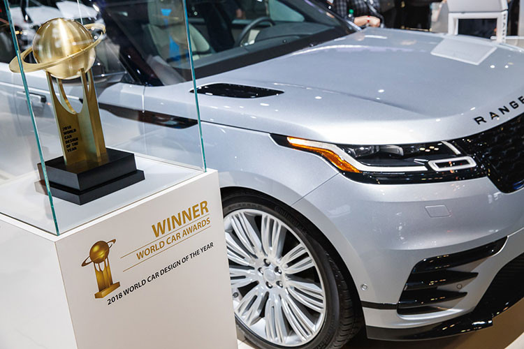 Thiết kế của Velar mới mang những đường nét quen thuộc (phần đầu hao hao Evoque, đuôi giống Sport) nhưng mui kiểu coupe và sự liền lạc của thân xe nói chung giúp Velar bắt mắt hơn hẳn. Đầu xe ấn tượng với đèn pha Matrix-Laser LED có luồng sáng mở rộng tối đa 550 m. 