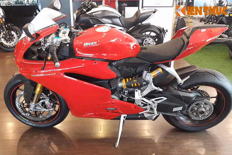 Ducati 1299 Panigale là phiên bản "hậu duệ" của dòng siêu môtô đình đám 1199 Panigale từng xuất hiện trước đây. Cũng giống như đàn anh 1199 Panigale, 1299 cũng được sản xuất và bán ra thị trường với 2 phiên bản là bản thường và bản S.