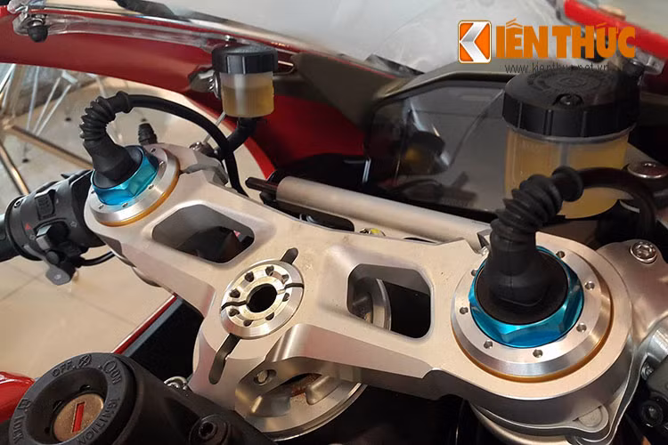 Điểm "ăn tiền" của 1299 Panigale S so với bản thường đó là một loạt các công nghệ hỗ trợ hiện đại, chẳng hạn như ABS có thể điều chỉnh, hệ thống chống bênh đầu xe, giảm xóc Ohlins EC điều chỉnh điện tử...