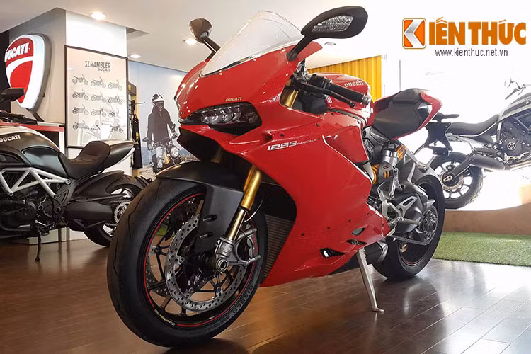 Siêu môtô Ducati 1299 Panigale S vừa được Ducati đưa về showroom tại TP HCM là chiếc thứ tại Việt Nam, sau 2 chiếc được nhập khẩu tư nhân ở TP.HCM và Hà Nội, còn một chính hãng được Ducati Hà Nội nhập về năm 2015 và giao cho một khách hàng tại Nghệ An .