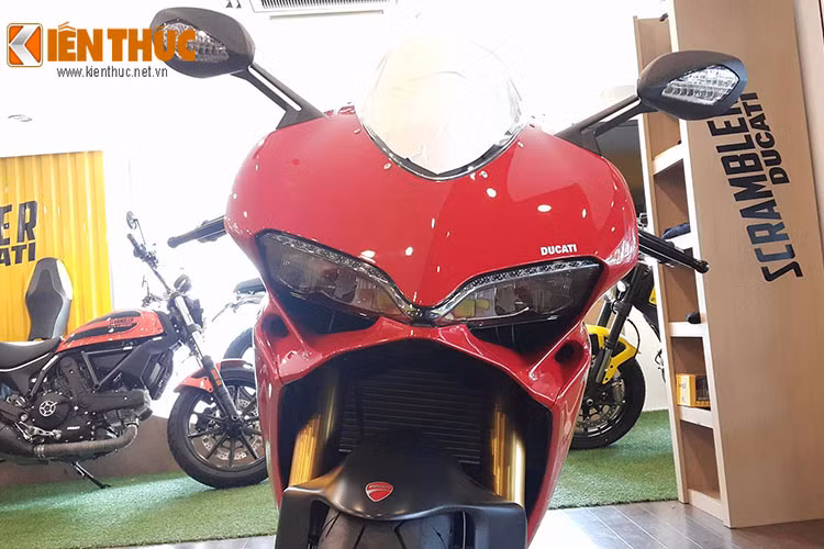 Trong đó, bản S được trang bị nhiều công nghệ hỗ trợ hiện đại hơn, nhưng không có sự thay đổi về công suất so với bản thường. Cũng giống như chiếc xe đầu tiên được Ducati Việt Nam đưa về Hà Nội, chiếc 1299 tại TP HCM là bản Panigale S cao cấp.