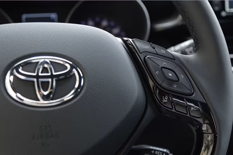 Xe được trang bị vô-lăng bọc da 3 chấu thể thao. Ghế nỉ chỉnh tay, điều hòa tự động 2 vùng. Bảng đồng hồ thể thao tích hợp màn hình 4,2 inch TFT hiển thị đa thông tin xe. Chế độ lái ECO và Sport. Gương chiếu hậu tự động mở, khóa thông minh, khởi động nút bấm.