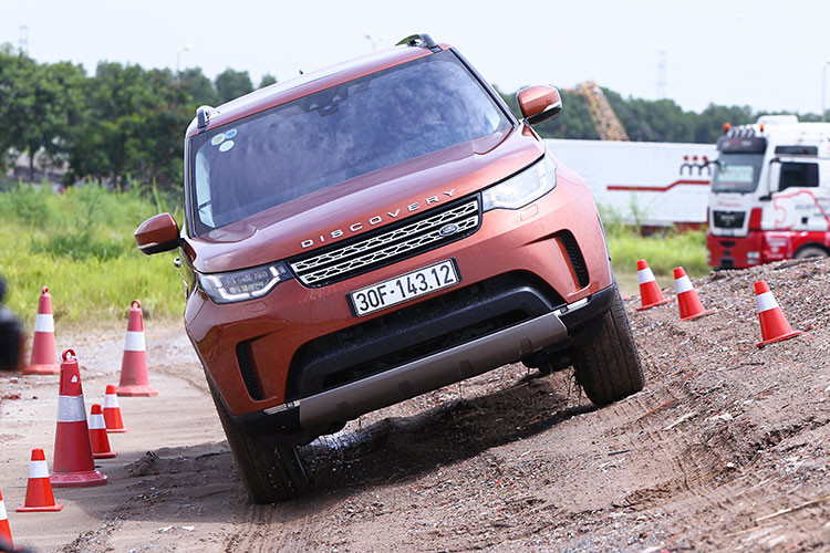 Những địa hình bình thường rất khó vượt qua giờ đây cũng trở nên hết sức đơn giản. Không chỉ có truyền thống offroad ưu việt khi vào tay những chuyên gia, giờ đây, những mẫu xe sang Land Rover còn chiều lòng cả những người mới và ít khi chơi môn thể thao mạo hiểm này.