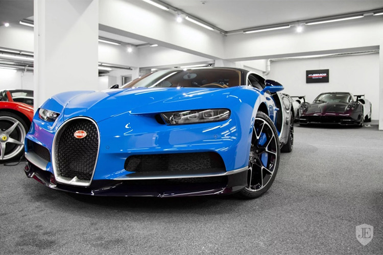 Chiếc Bugatti Chiron đã qua sử dụng này hiện đang được một trang chuyên rao bán siêu xe trên mạng xã hội chào bán với mức giá lên đến 3,1 triệu Euro, tương đương 3,82 triệu USD (khoảng 86,86 tỷ đồng). 