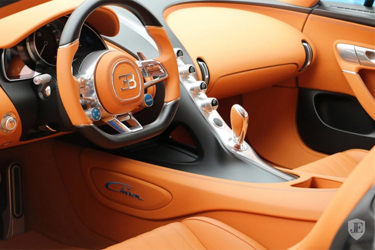 Ngoại thất chiếc Bugatti Chiron đang rao bán 86,86 tỷ đồng được sơn tông màu xanh dương nhạt ở phía trước và nửa thân sau là sợi carbon màu xanh dương đậm, mâm độ mới hai tông màu. Nội thất bên trong màu da bò đi kèm các chi tiết khác ốp sợi carbon bóng hay nhôm còn như mới, sáng loáng. 
