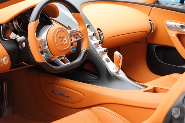 Ngoại thất chiếc Bugatti Chiron đang rao bán 86,86 tỷ đồng được sơn tông màu xanh dương nhạt ở phía trước và nửa thân sau là sợi carbon màu xanh dương đậm, mâm độ mới hai tông màu. Nội thất bên trong màu da bò đi kèm các chi tiết khác ốp sợi carbon bóng hay nhôm còn như mới, sáng loáng. 