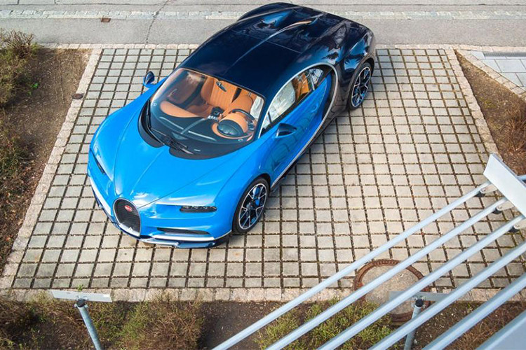 Động cơ kết hợp cùng hộp số ly hợp kép 7 cấp giúp Chiron có thời gian tăng tốc 0-100 km/h chỉ 2,3 giây. Tốc độ tối đa của "ông hoàng tốc độ" mới là 420 km/h. Do là mẫu siêu xe sản xuất giới hạn nên để mua được chiếc xe này cũng là cả một vấn đề, dù bạn có rất nhiều tiền.