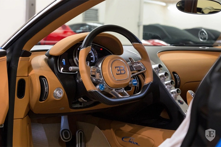 So với giá bán khởi điểm 2,4 triệu Euro, chiếc Bugatti Chiron thuộc diện đã qua sử dụng đang có giá bán cao hơn 700.000 Euro (tương đương 19,6 tỷ đồng). Nhìn vào con số chênh lệch mới thấy việc mua đi bán lại những chiếc siêu xe hàng hiếm Chiron luôn là món lợi nhuận khổng lồ.